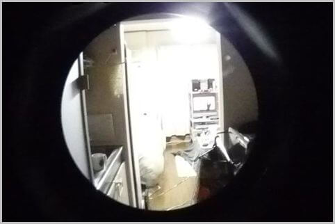 防犯 ドアスコープ のぞき穴 は単眼鏡を使うと外から見えるのでカバーで対策